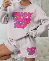 Sudadera y pantalones cortos de cuello redondo con letras moradas